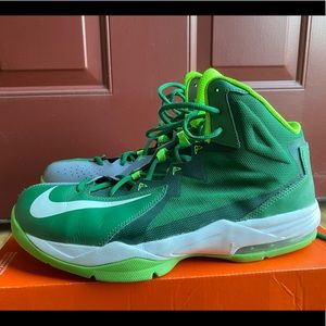 NIKE HIGH TOP BASKETBALL SHOES